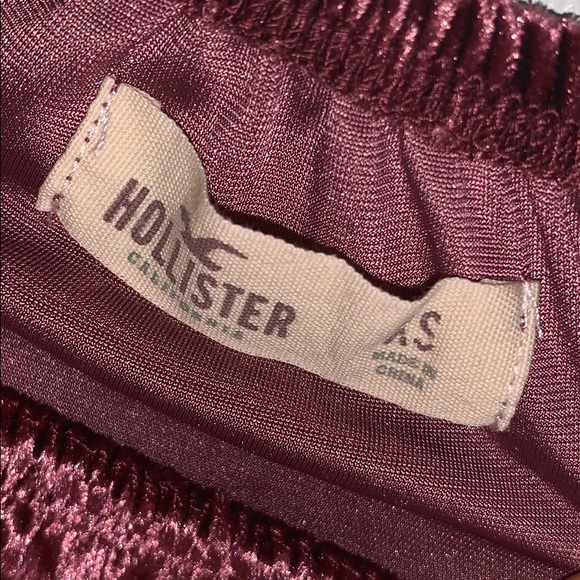 RED VELVET HOLLISTER OFF THE SHOULDER TOP - Picture 3 of 3